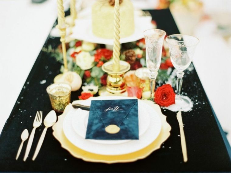 stalo-deko-vestuvių-žiemos-juodos ir aukso modeliai