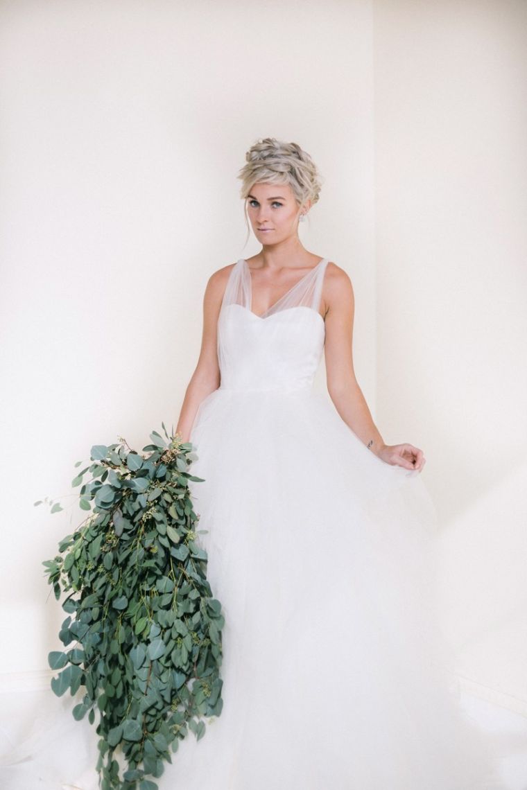 vestuvinė suknelė-žiema-vestuvių puokštė-žali augalai