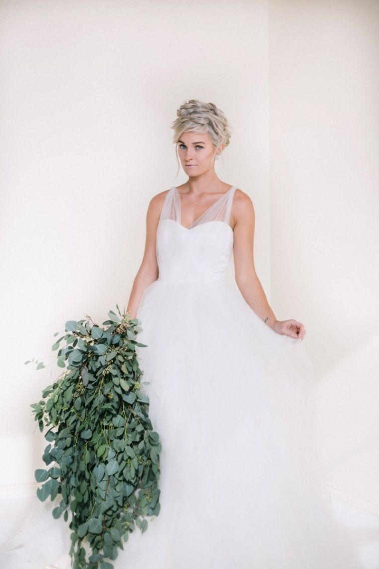 abito-da-sposa-matrimonio-invernale-bouquet-piante-verdi