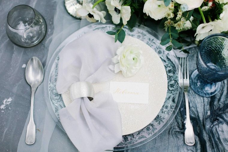 結婚式のテーブル-冬の色のデコ-青-白-植物