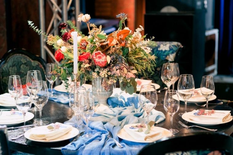 冬の結婚式のテーブルを飾る方法