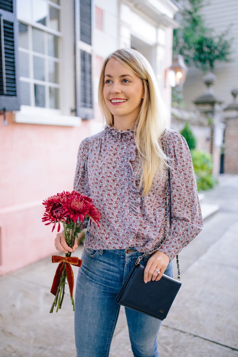 camicia floreale indossata con i jeans in autunno