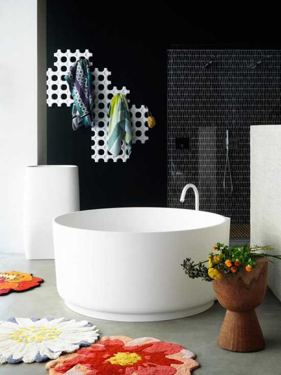siyah duvarlı banyo