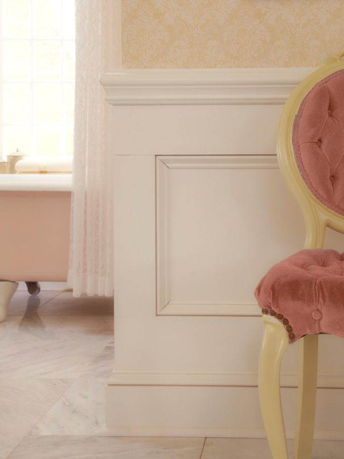 originalus interjeras šiuolaikinis originalus Viktorijos laikų stiliaus vonios kambarys rožinė aksominė kėdė