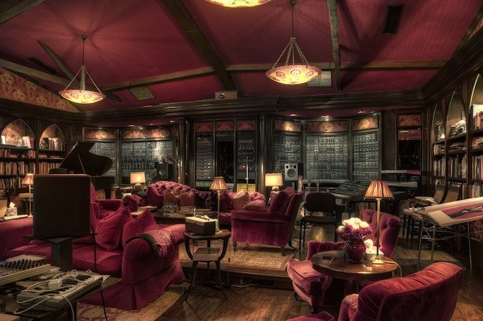 suvremeni interijer viktorijanski stil baršunasta sofa prostor crvena baršuna kauč lampa