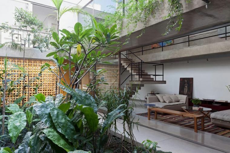 namų interjeras šiuolaikinio dizaino išdėstymas sofos pagalvėlės stalas medinis suoliukas augalų deko dizainas sao paulo brazilija cr2 arquitetura