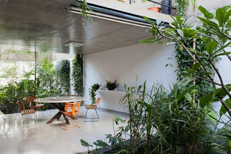 šiuolaikinio namo interjeras modernus interjero dizainas baltas stalas oranžinė kėdė deko sodo interjero dizainas sao paulo brazilija cr2 arquitetura