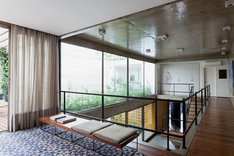 šiuolaikinio namo interjeras medinės suoliuko pagalvėlės parketas medžio deko idėja plytelių dizainas sao paulo brazilija cr2 arquitetura