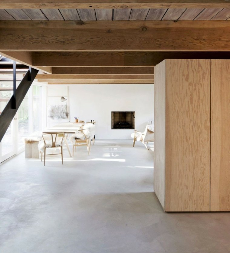 interjero namas modernaus dizaino valgomasis medinis stalas deko medinės lubos kėdė Scott ir Scott architektai