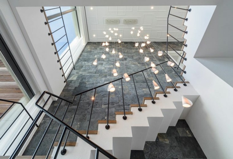 modernaus interjero dizaino idėja apšvietimo dizainas pakabinamas šviestuvas mediniai laiptai