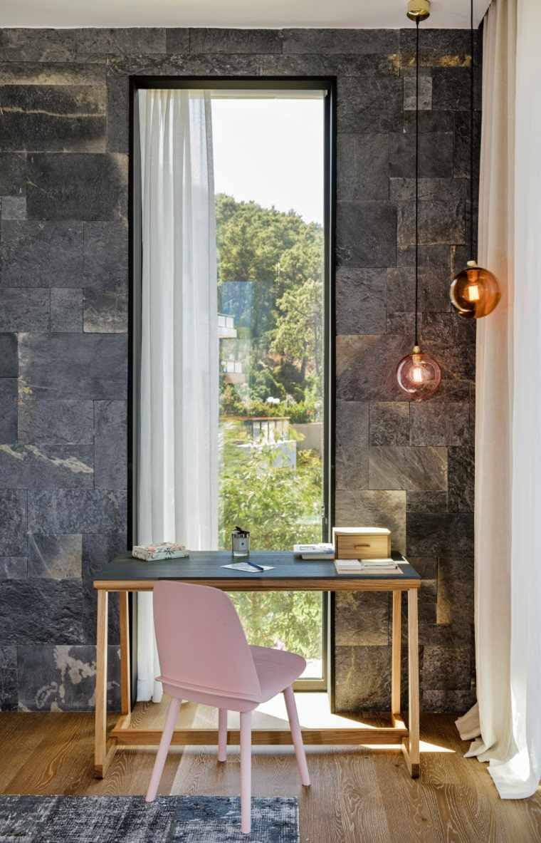 modernaus interjero dizaino medinis stalas rožinė kėdė dizaino šviestuvo pakabukas šviesa deko sienos akmens idėjos