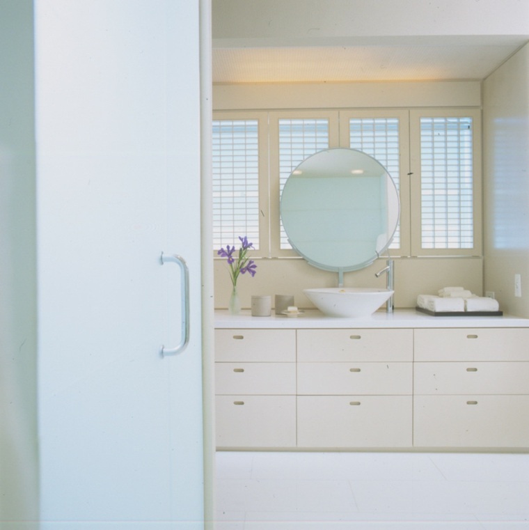 Modernus namų interjero dekoravimas baltais vonios kambariais