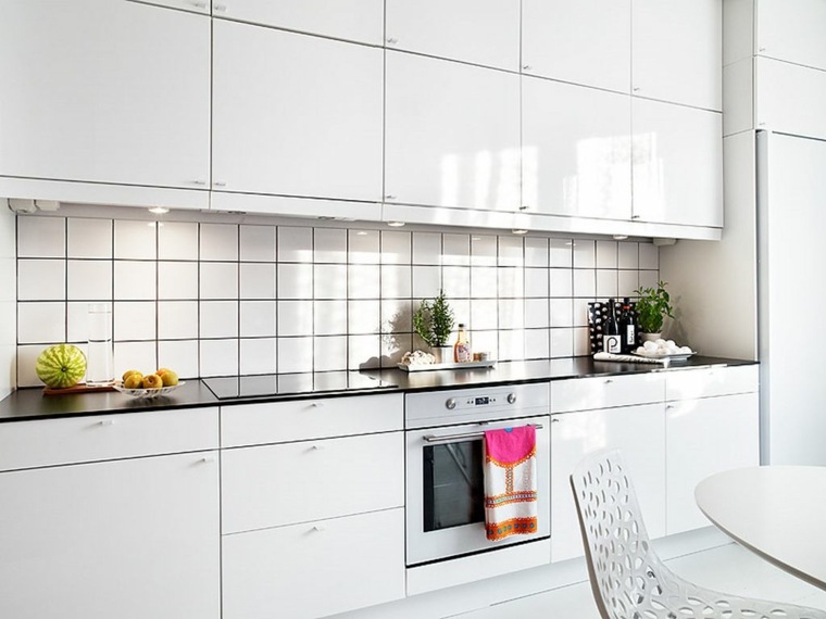 Šiuolaikinės namų interjero baltos virtuvės