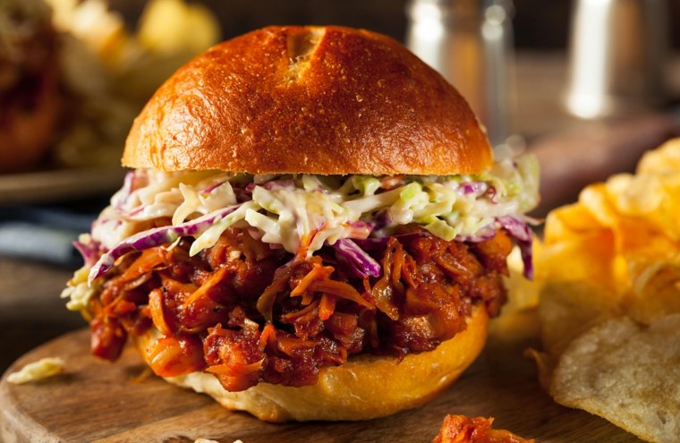 jackfruit burger-svogūnų-kopūstų padažas