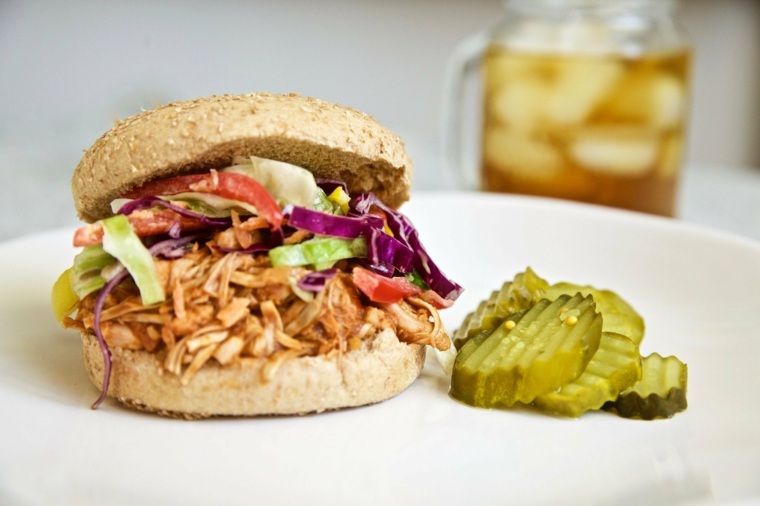 jackfruit -burger-kiseli krastavci-roštilj-umak