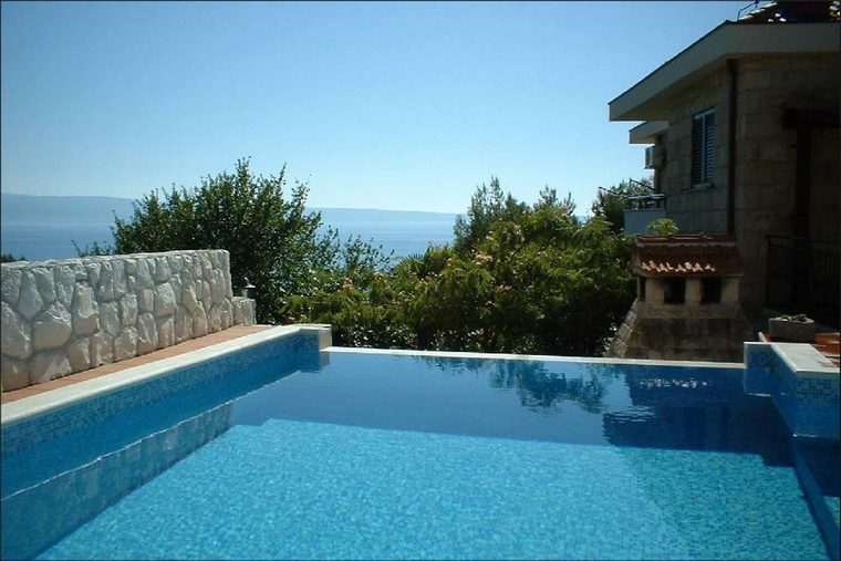 Mediterrán stílusú ház úszómedencével