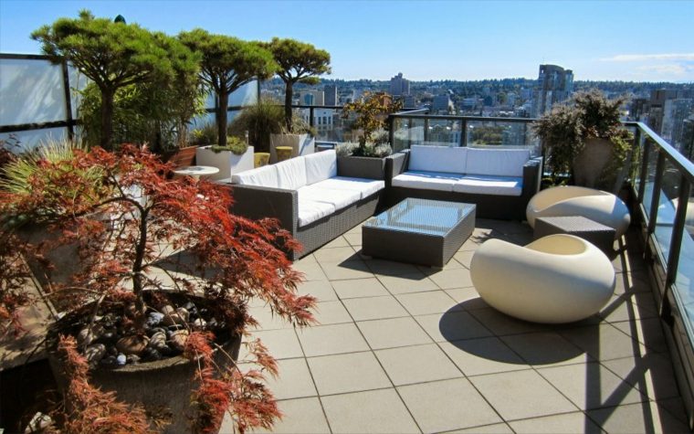 terasz tető a városban csempézett padló modern kerti bútorok