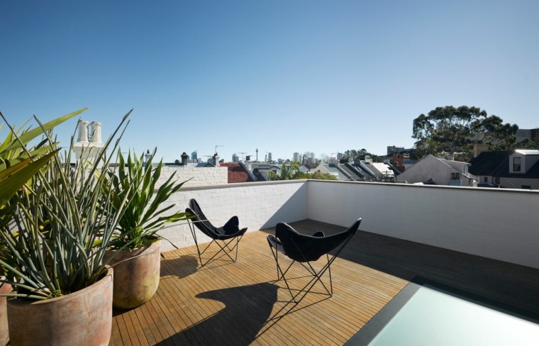 terasz fapadló modern bútorok zöld növény tetőkert