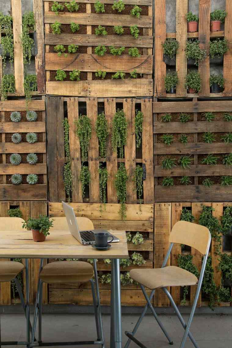 függőleges zöldségkerti raklapok fa ötlet diy munkaterület függőleges kerti raklapok