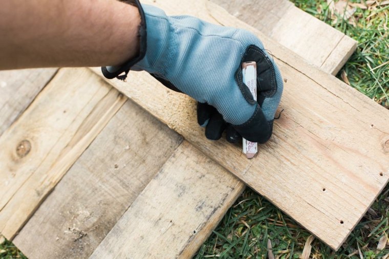 idea per realizzare un pallet cache pot per fioriera in legno