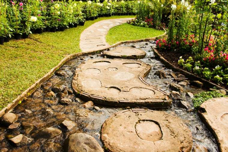 Dekoratív kültéri kert ötlet kő vízmedence