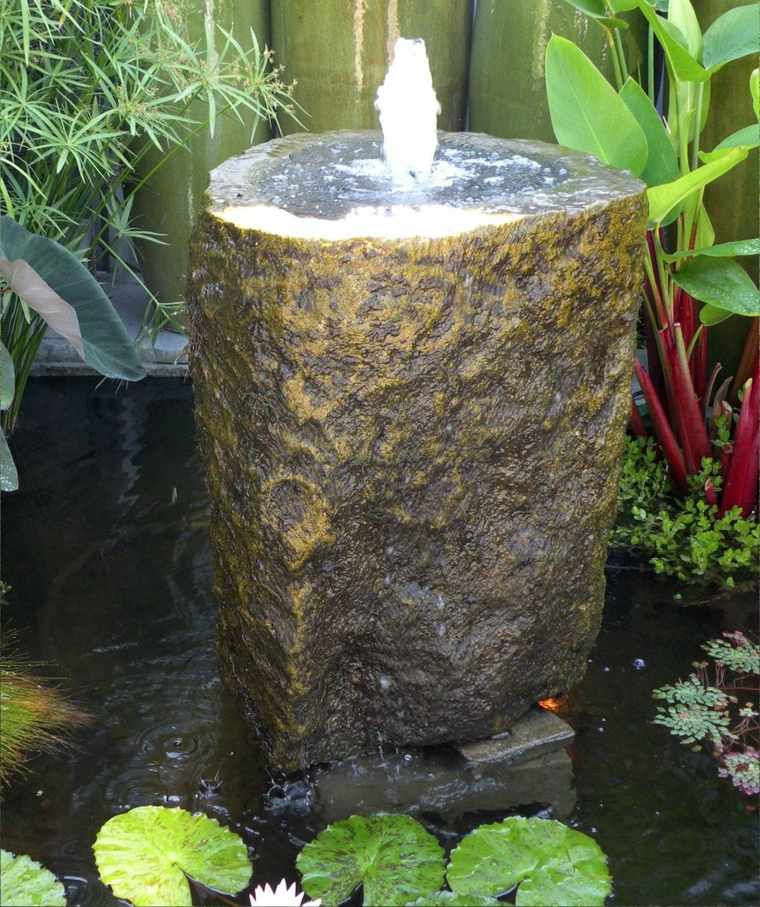 Dekoratív kültéri szökőkút ötlet kő tavirózsa növényzet