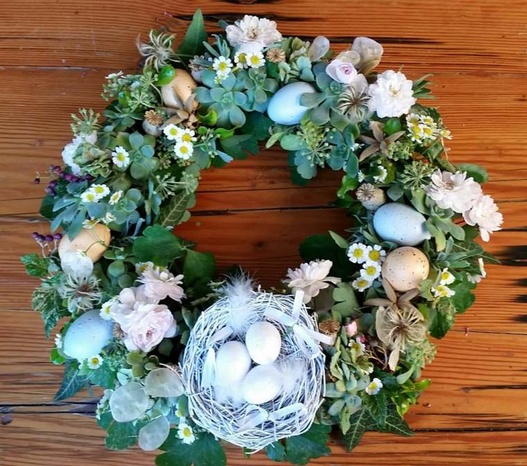 2018 metų Velykų diena vainikas-gėlės-lizdas-kiaušiniai