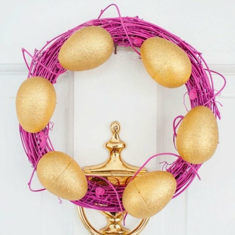 2018 metų Velykų dienos vainikas-rožinis-auksinis-kiaušiniai