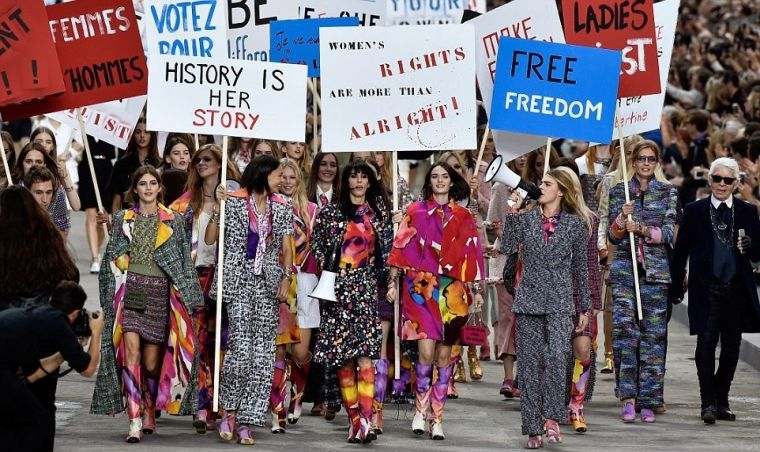 karl lagerfeld sfilata di moda chanel 2015