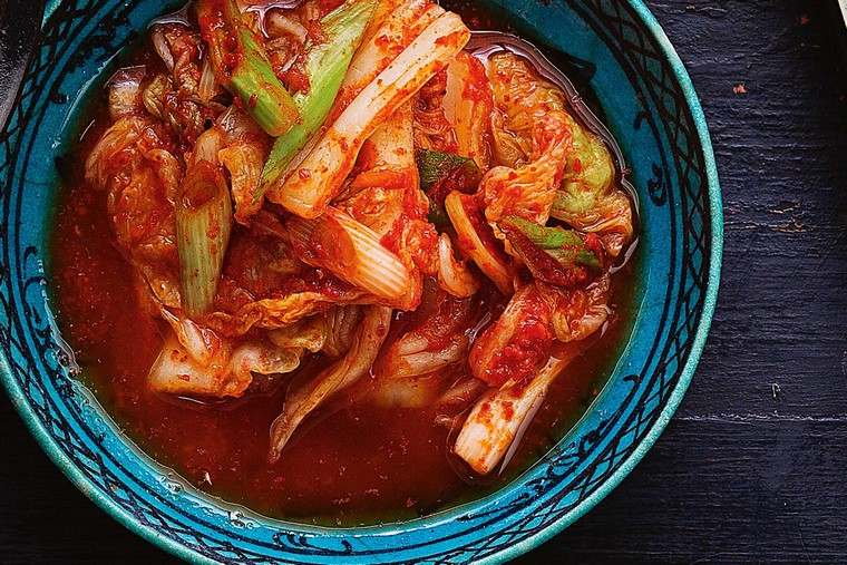 čili kimchi sriubos dubuo
