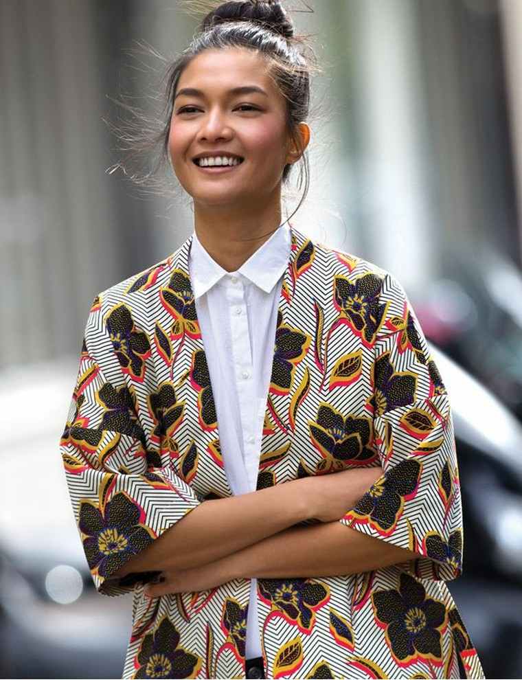 kimono žena outfit ideja bijela košulja moda žena trendovski izgled
