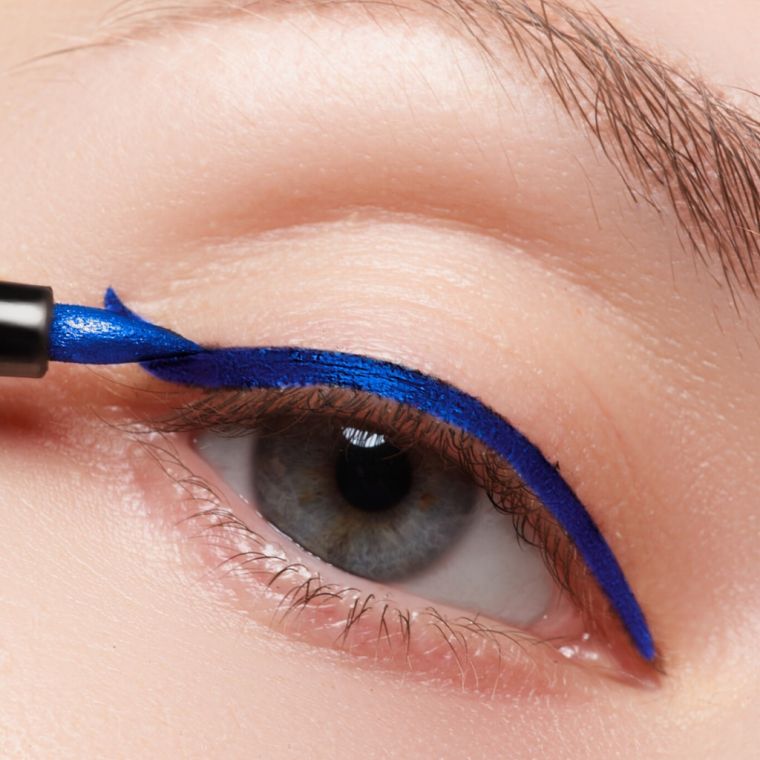modernus makiažas su mėlynu akių pieštuku