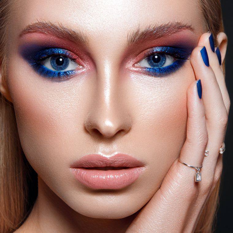 trucco con il colore blu