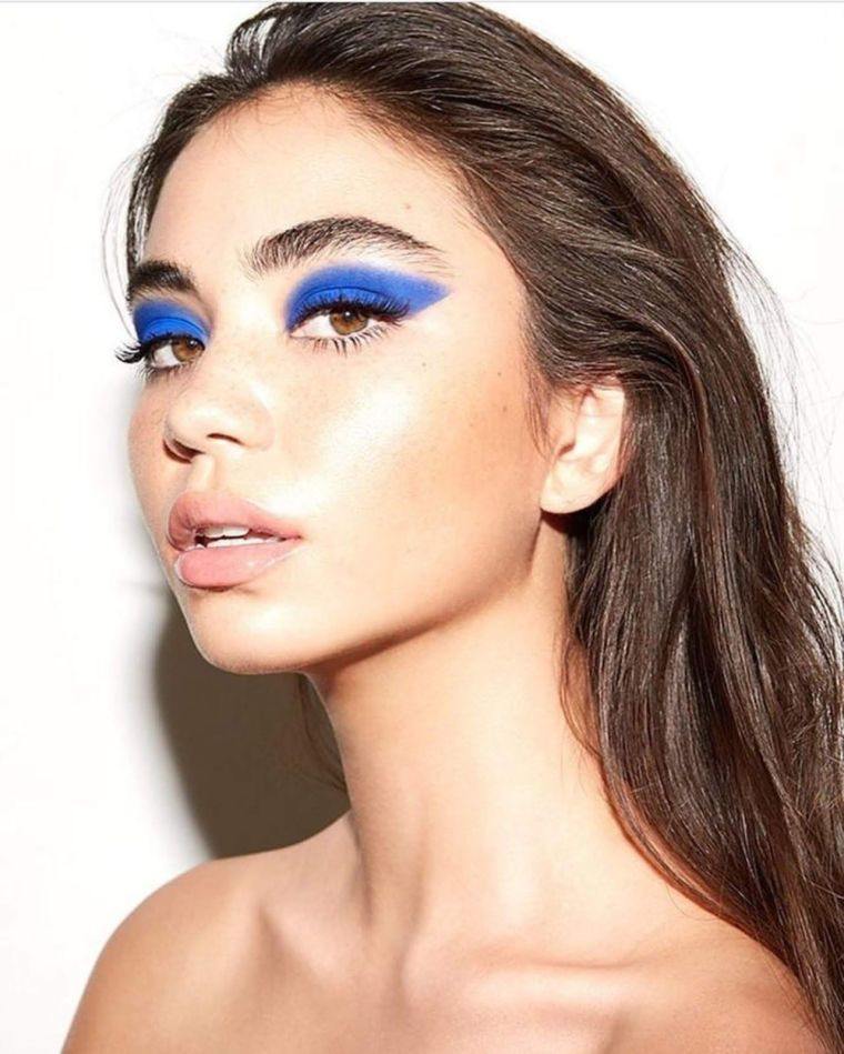 trucco in colore blu