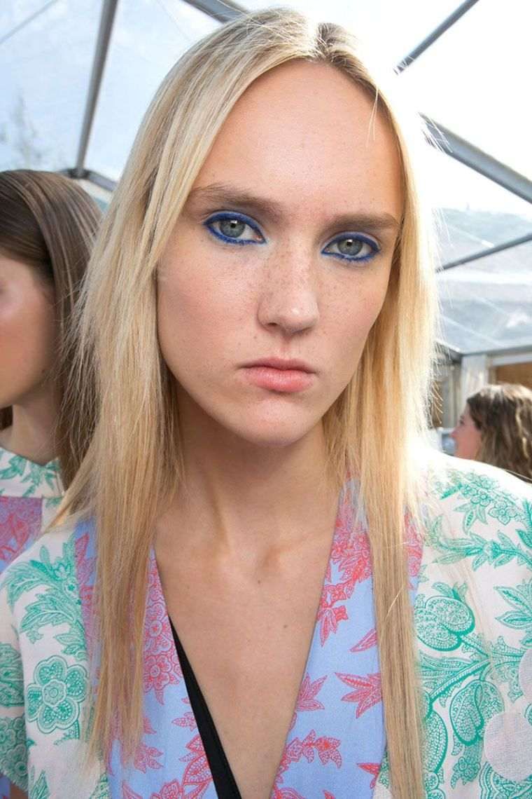 eyeliner blu moderno