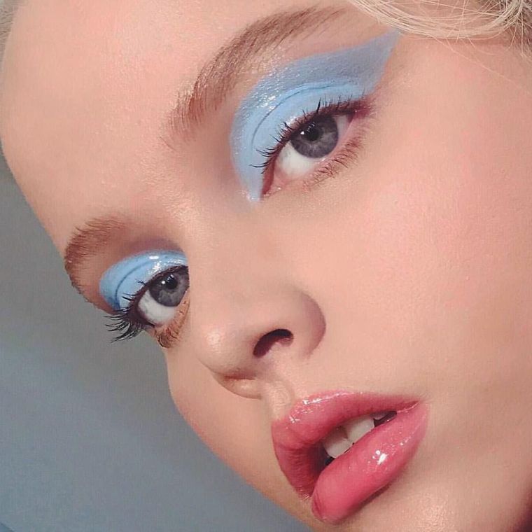 trucco in colore azzurro