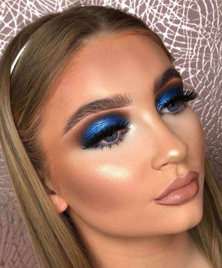 trucco con ombretti blu