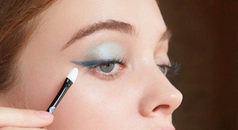 trucco alla moda in azzurro