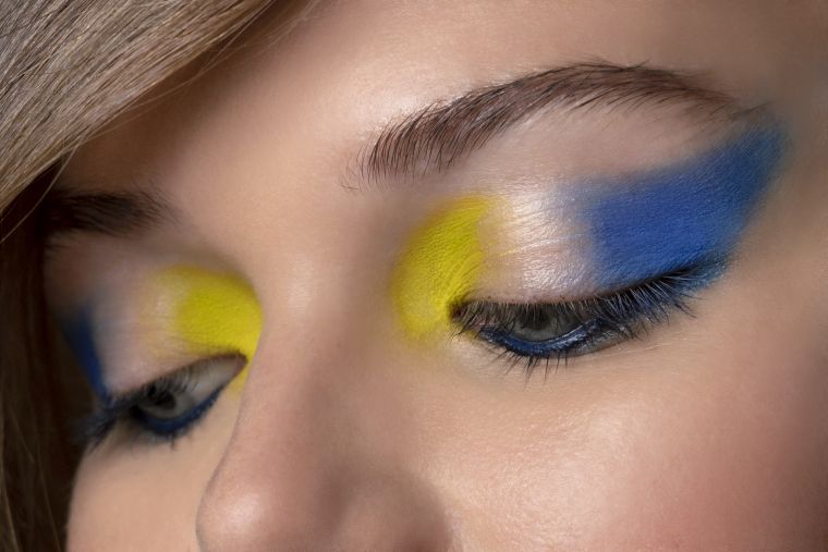 trucco moderno in blu e giallo