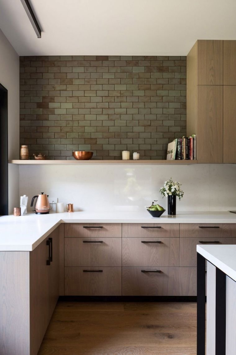 cucina-legno-grezzo-mattone-chiaro-rivestimento-parete-bianco-alto-contenitore