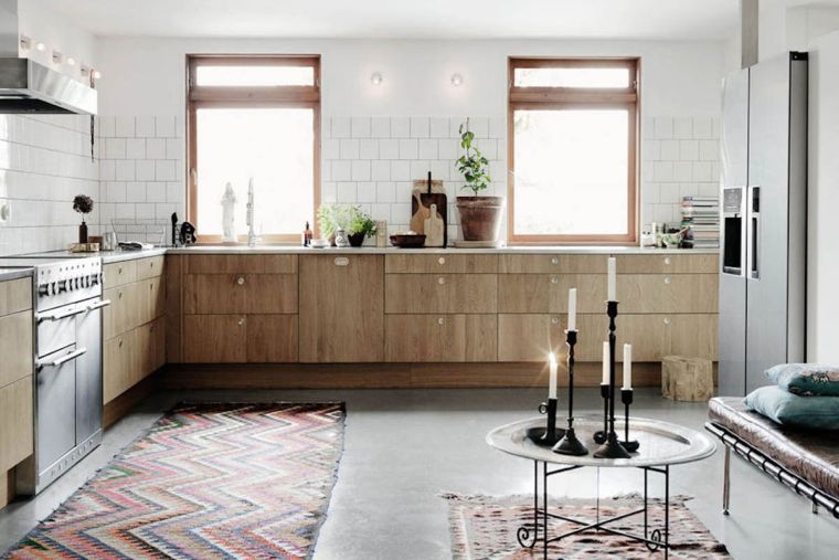 Scandinavo-grezzo-decorato-cucina-facciata-mobili-moderni-piano-di-lavoro-bianco