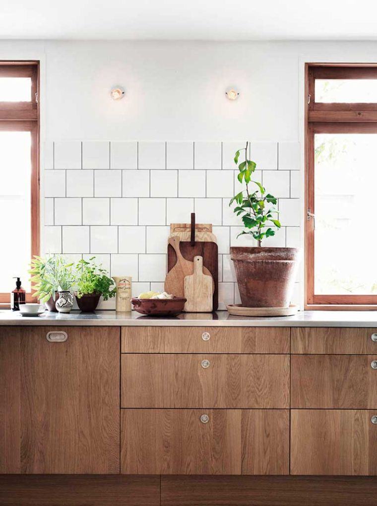 cucina-legno-grezzo-facciata-low-backsplash-bianco-deco-piastrelle