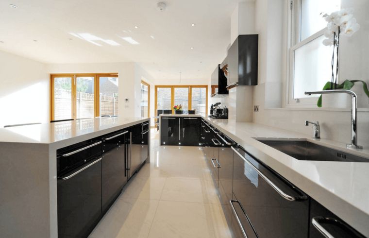 kuhinja-prozor-crno-sivo-beton-drvo-prozor