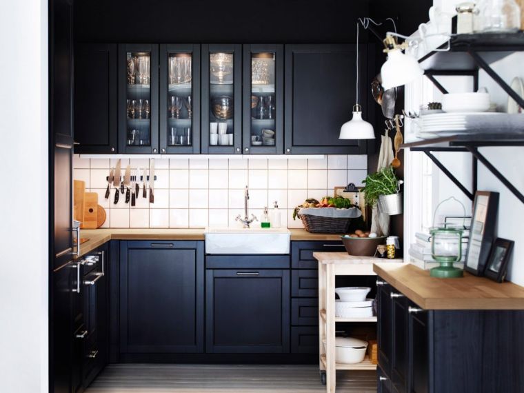 kuhinjski namještaj-crno-drvo-countertop-bijele-pločice