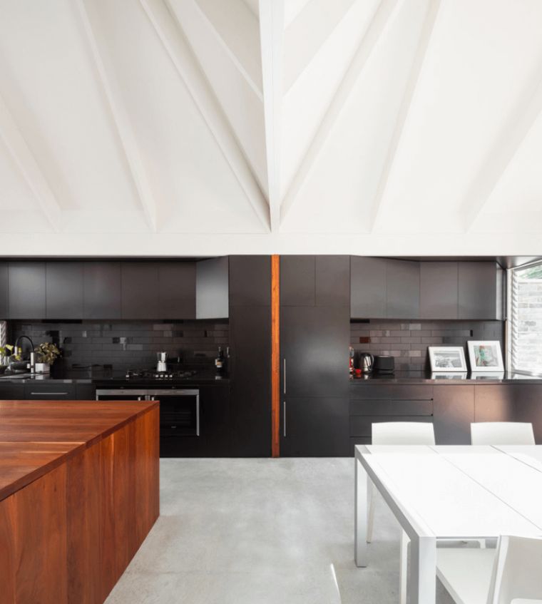kuhinja-otok-centralno-drveni-pod-beton-dizajn