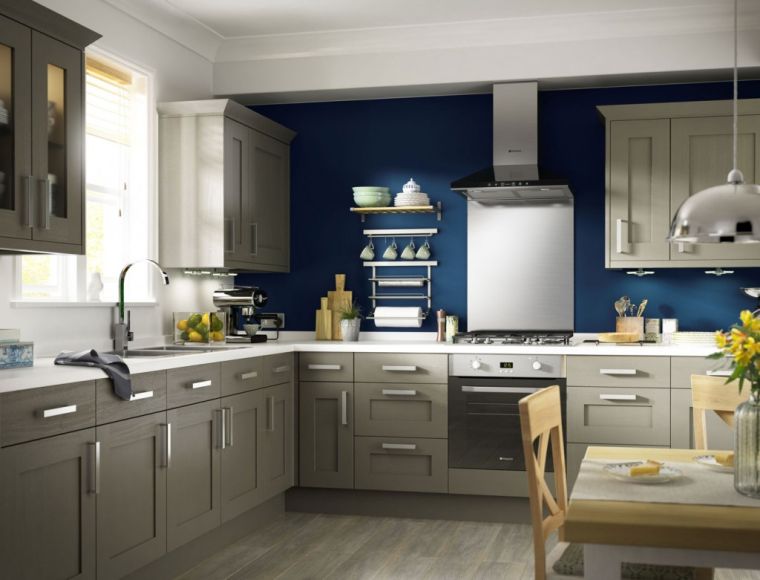 taupe virtuvės siena-mėlyna-šiuolaikiniai baldai