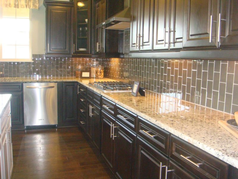 spalvos virtuvės marmurinės lubos rudos