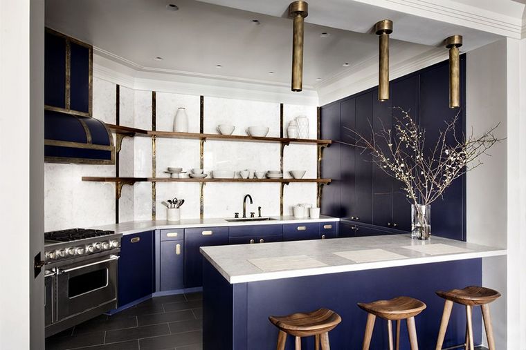 青いキッチンデザインの食器棚