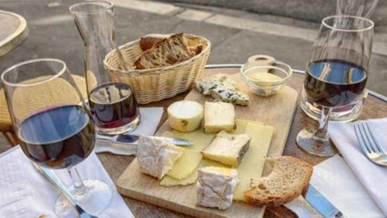 Formaggio e vini della cucina francese