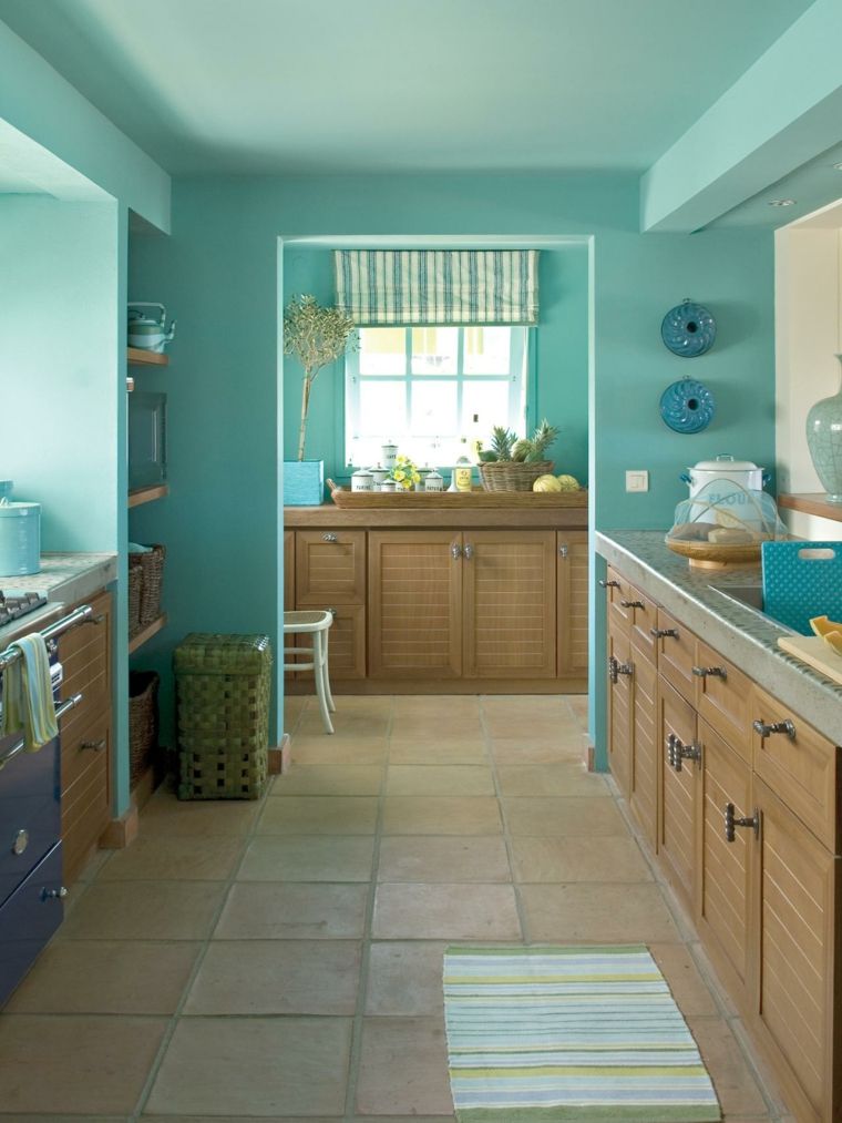 jūrinio stiliaus-modernus-deko-virtuvės-turkio spalvos dažai-mediniai baldai